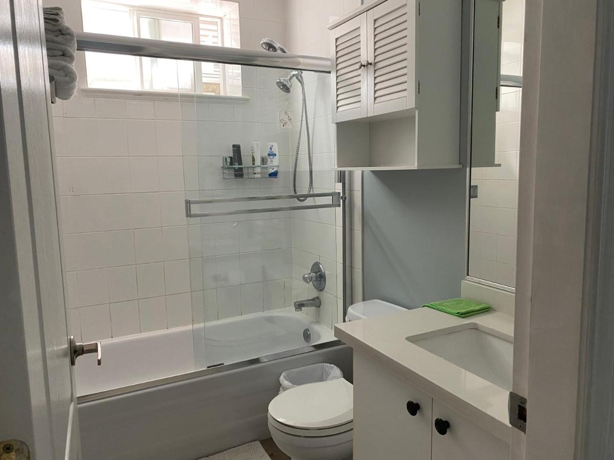 Jane'S Cozy Suite Суррей Экстерьер фото